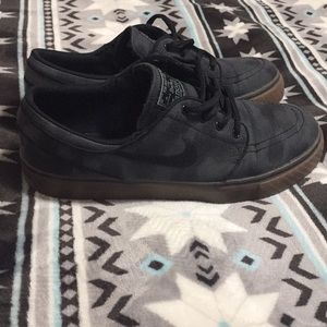 Black Nike Janoski